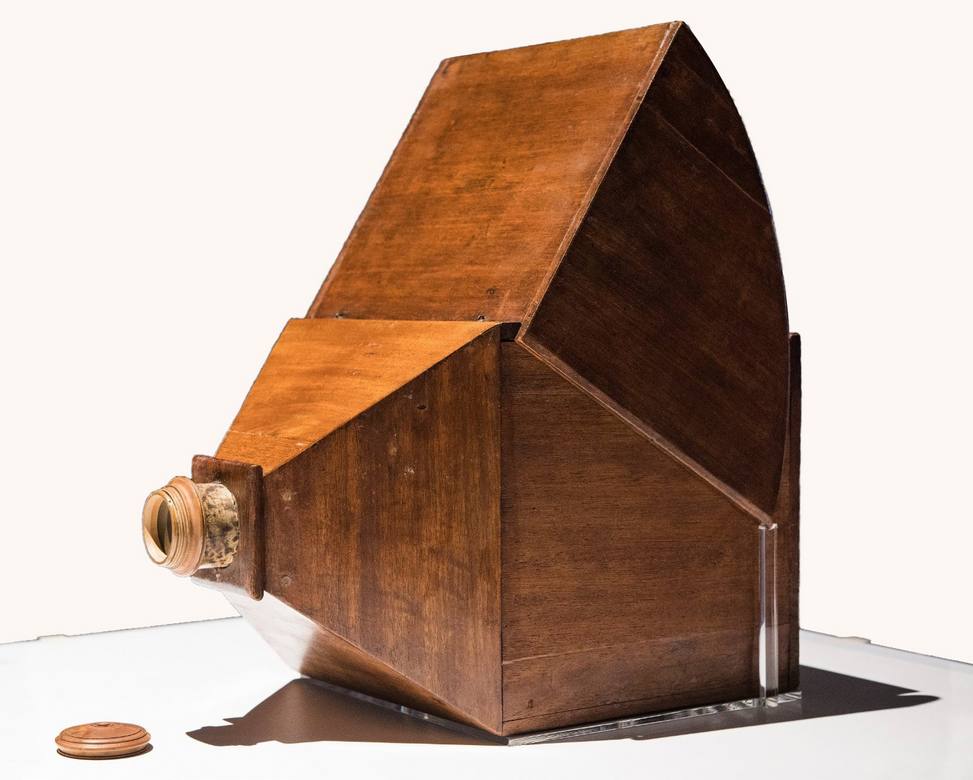 This is the Camera Obscura supposedly owned by Canaletto - Museo Correr, Venezia - In the XVII and XVIII century it was a must-have for painters - but there is no demonstrated use of it in Canaletto's paintings, quite the opposite